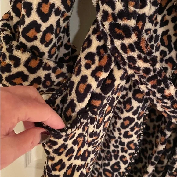 PJ SALVAGE Holiday Dreams Leopard Print Robe size Large